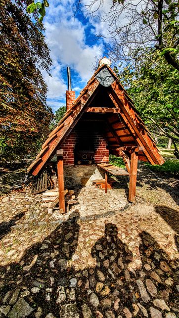 Holzbackofen im Garten
