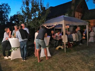 Viele Gäste bei unserem ersten Weinfest