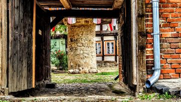 Blick aus dem Garten in den Hof