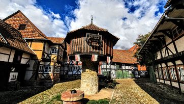 Blick in die Hofanlage mit Taubenturm