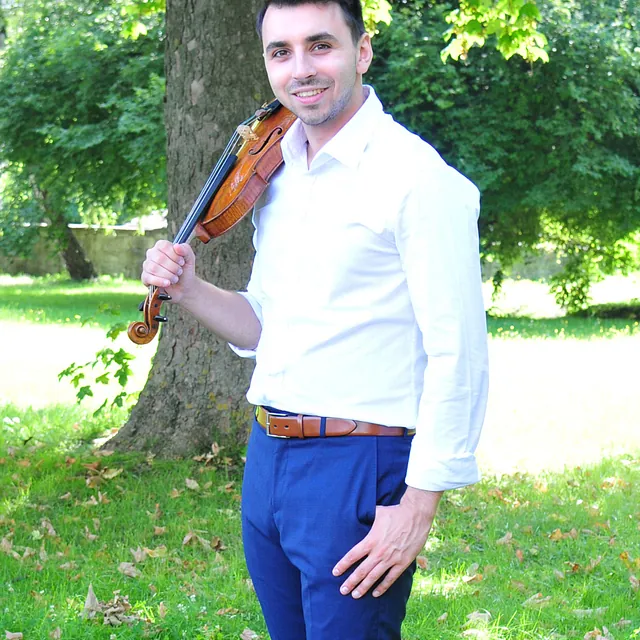 Aaron Huros mit Geige